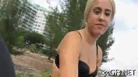 Teen girl exposes her nice titties and bubble ass