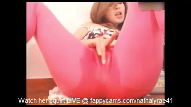 Stunning milf creams her pussy